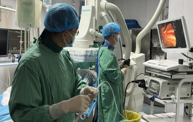 新突破！酉阳县人民医院肝胆、血管外科成功开展首例ERCP微创取石技术   
